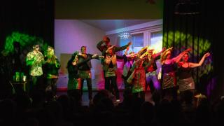 Hölmö nuori sydän -esitys.