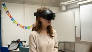 VR-lasit mantsan tunnilla.